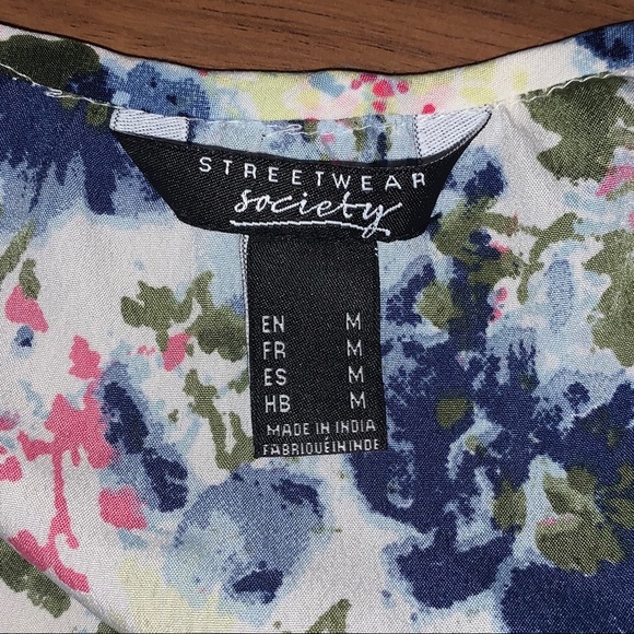3/$30 - Streetwear Society Flowered Top Size M - Picture 11 of 11